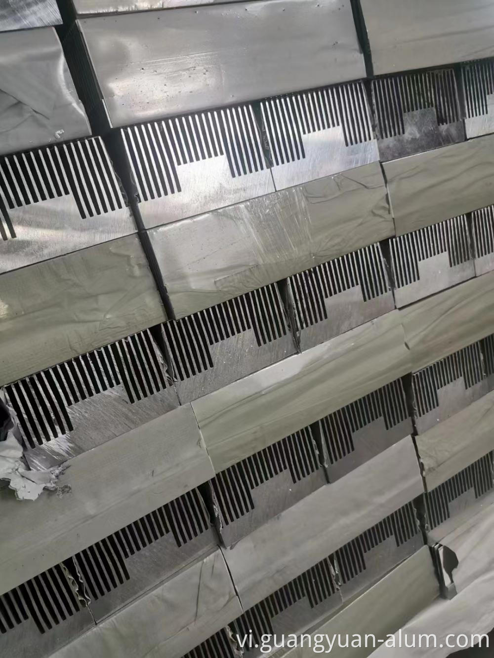 guangyuan aluminum co., ltd Aluminum Extruded Heat Sink Aluminum Extrusion Alloy Aluminum Extrusion for Sale